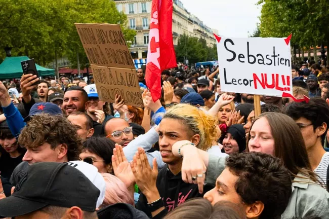 Plus de 350.000 manifestants en France : tensions limitées, interpellations et policiers blessés.
