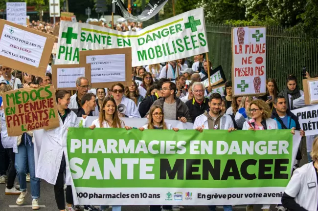 À Angers, une marche funèbre réunit des centaines de pharmaciens pour dénoncer leurs difficultés.