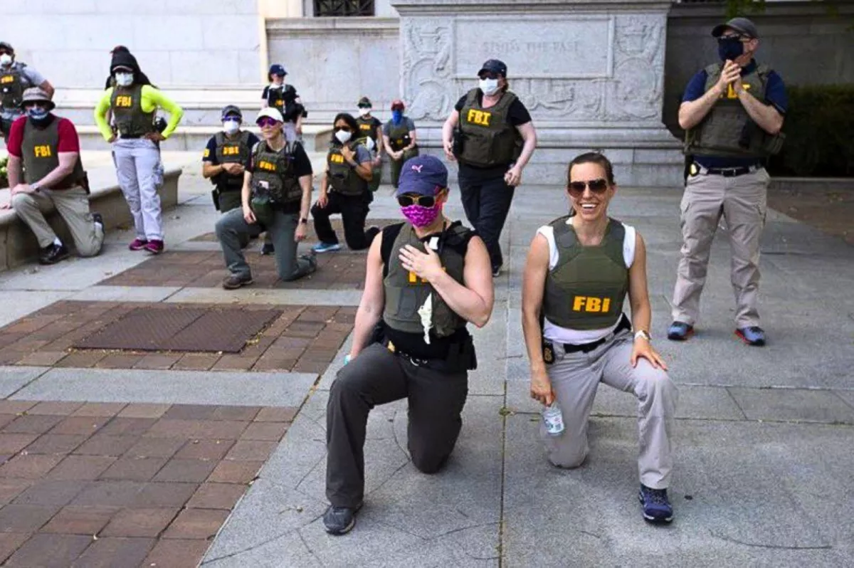 Le FBI licencie 15 agents photographiés à genoux lors des manifestations George Floyd.