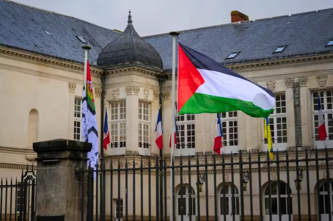 86 mairies françaises ont hissées le drapeau palestinien pour exprimer leur soutien aux palestiniens.