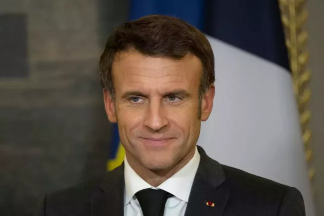 Macron estime que Poutine refuse la paix, contrairement à Trump.