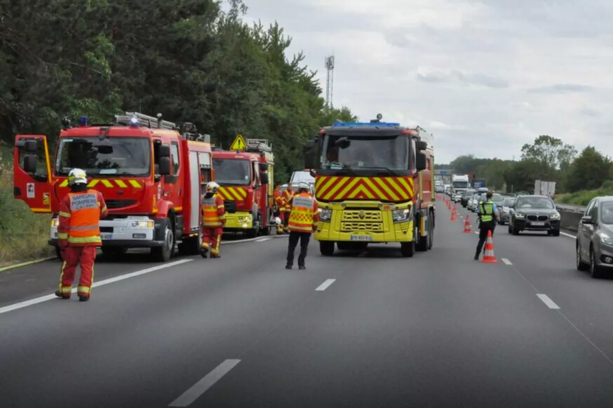 Une mère et son enfant meurent en voulant traverser les voies sur l’A83 juste après un accident.
