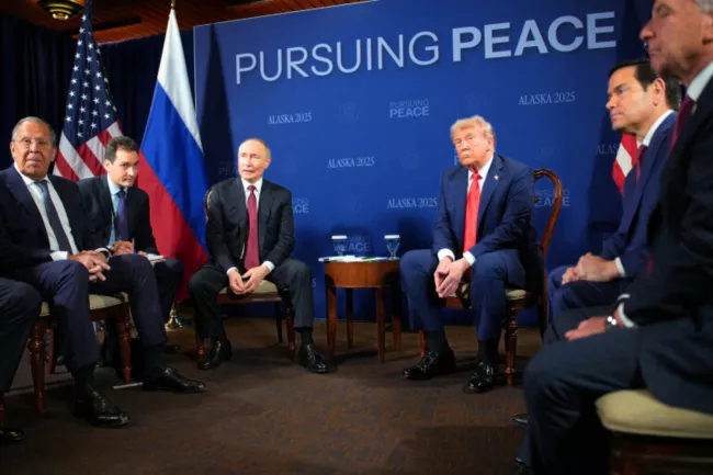 Donald Trump interrompt la réunion avec les dirigeants européens pour appeler Vladimir Poutine.