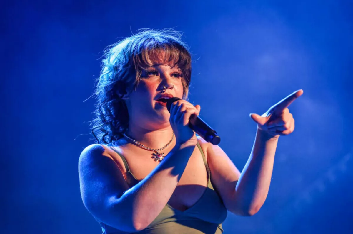 La chanteuse Lola Young annule sa tournée après un malaise spectaculaire sur scène à New York.