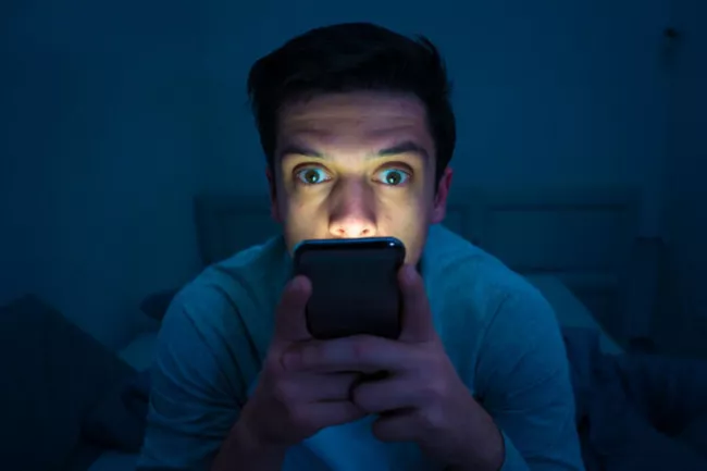 On est entrain de devenir des Zombies Emotionnels : scroll infini, liens sociaux en lambeaux et dopamine en miettes. 