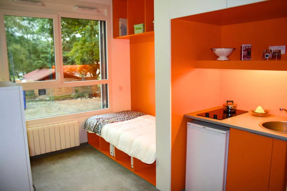 A qui la clé ? : monétisation de l’attente, prix caché, filtre social – L’injustice du logement étudiant.