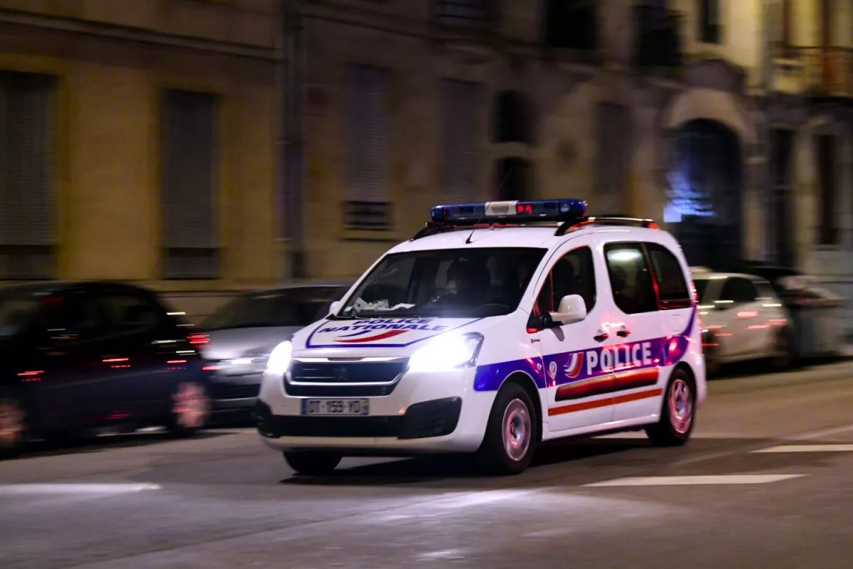 Après un rodéo urbain à bord d’une voiture volée, un adolescent de 15 ans refuse d’obtempérer et percute une voiture de police à pleine vitesse
