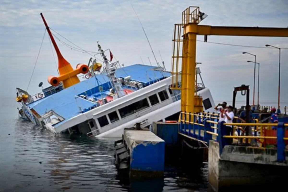 Indonésie : au moins 5 morts dans l’incendie d’un ferry, près de 300 personnes secourues au large de Sulawesi.