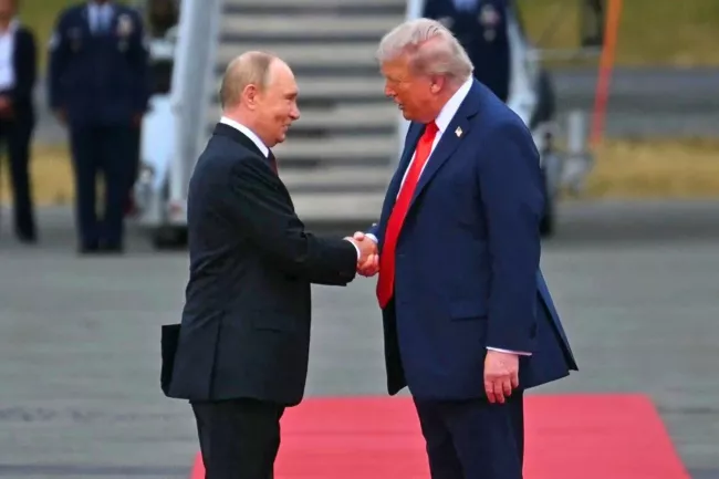 « Président Poutine, allez-vous arrêter de tuer des civils ? » : Poutine interpellé par une journaliste.