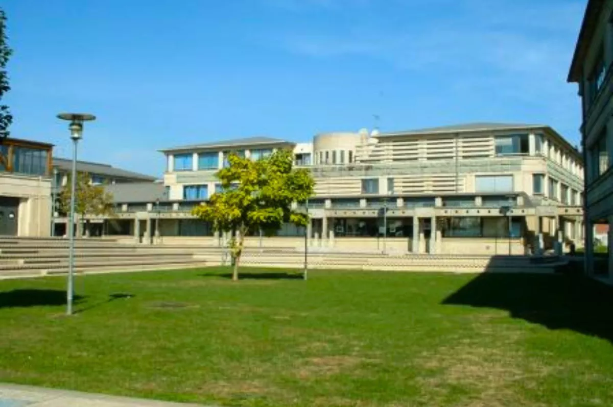 Goussainville : le proviseur du lycée Romain-Rolland suspendu pour échanges sexuels présumés avec un élève.