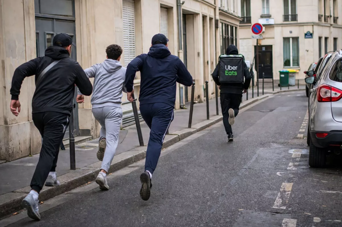 Scène surréaliste dans l’Essonne :  un livreur Uber Eats a été encerclé et dépouillé de sa commande.