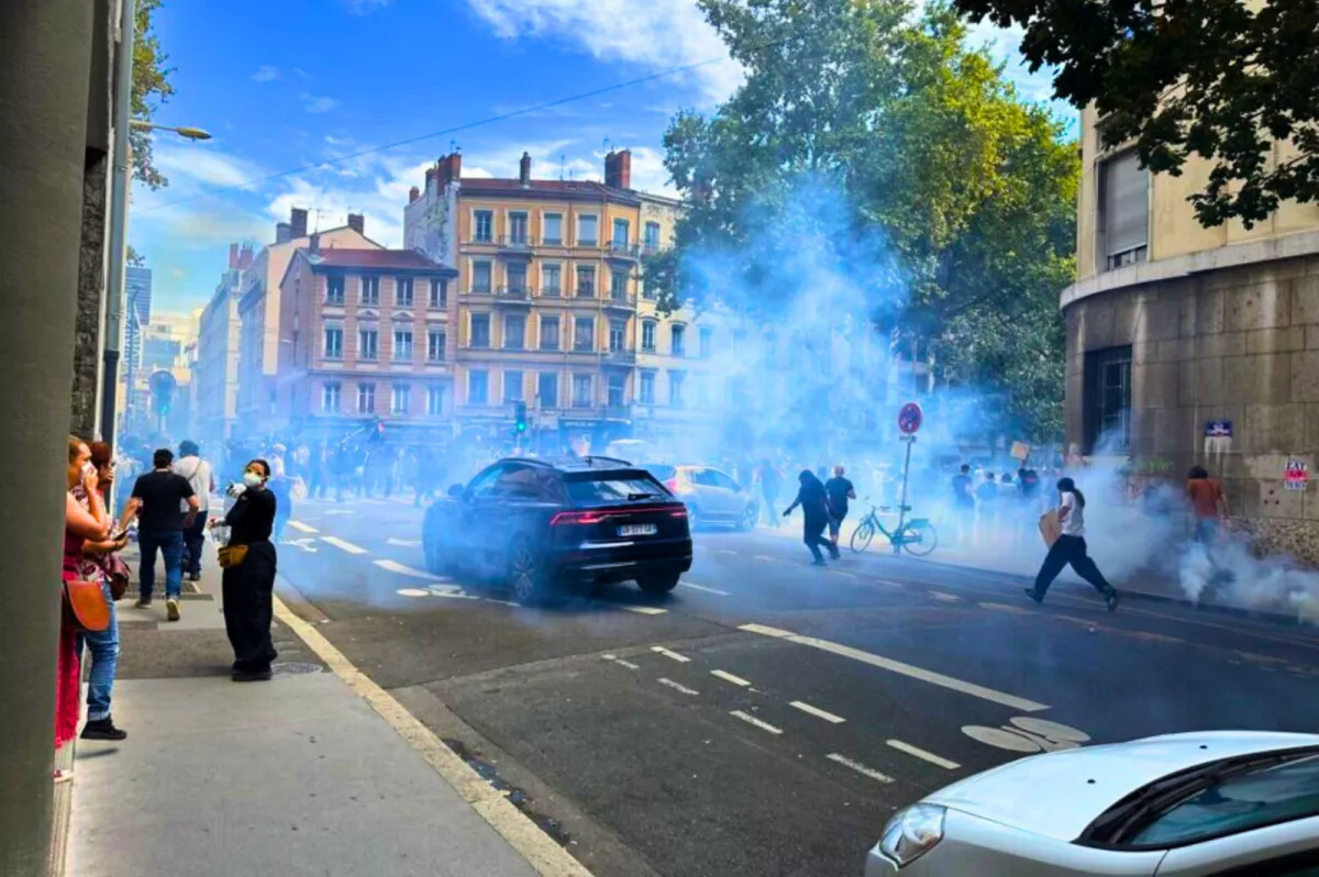 « Bloquons tout » : un restaurant incendié à Paris, mobilisations et heurts dans toute la France.