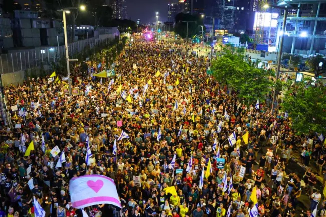 Des milliers de manifestants à Tel Aviv s’opposent à Benjamin Netanyahu et réclament la fin de l’offensive à Gaza.