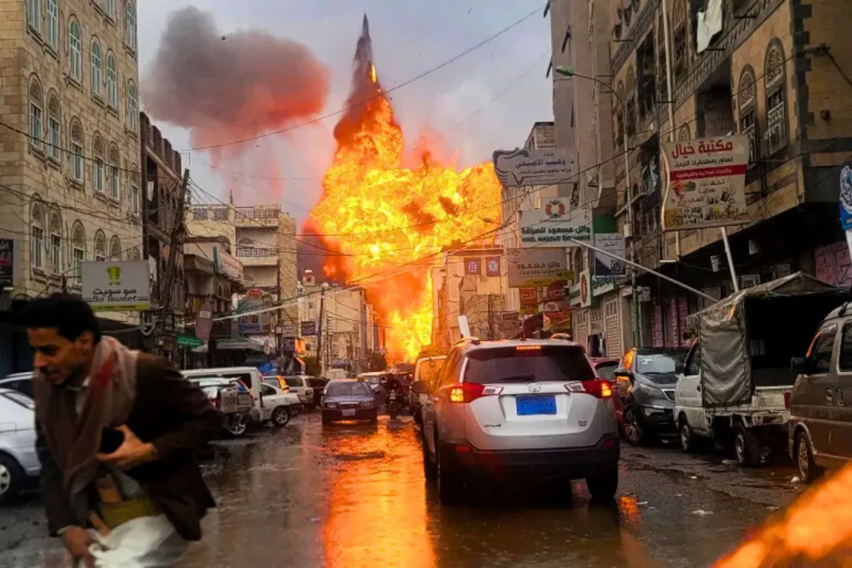 Israël frappe Sanaa : du front de Gaza à la guerre régionale.