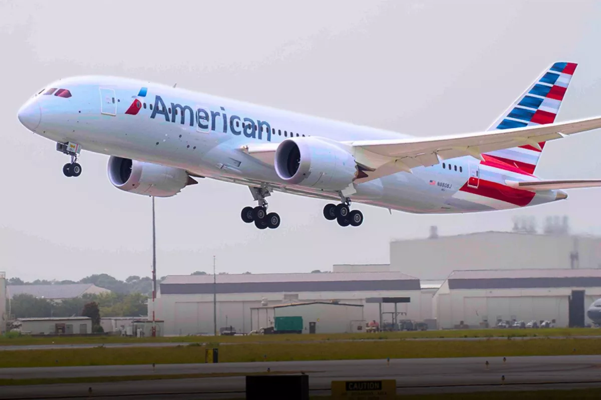 États-Unis : évacuation d’urgence d’un avion American Airlines après un incident mécanique à Denver.