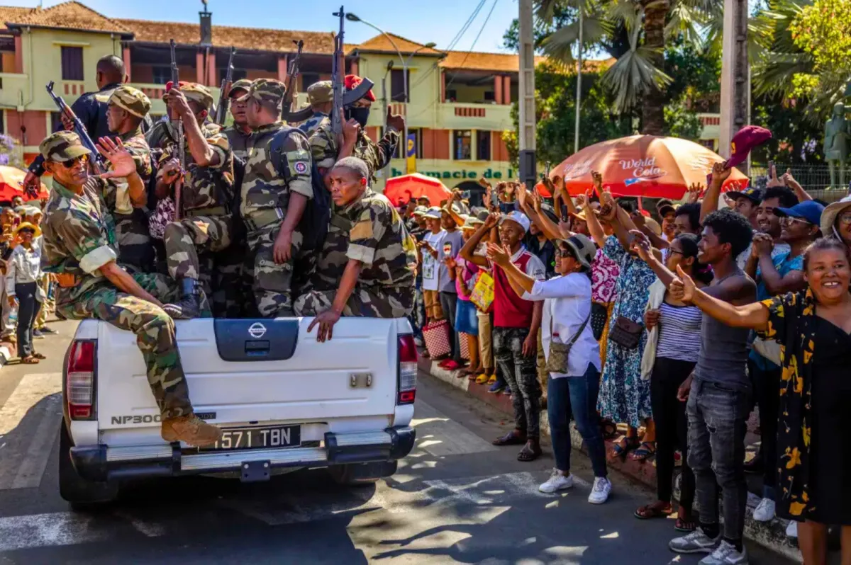 Révolte à Madagascar contre les élites corrompues : les soldats se joignent aux manifestants.
