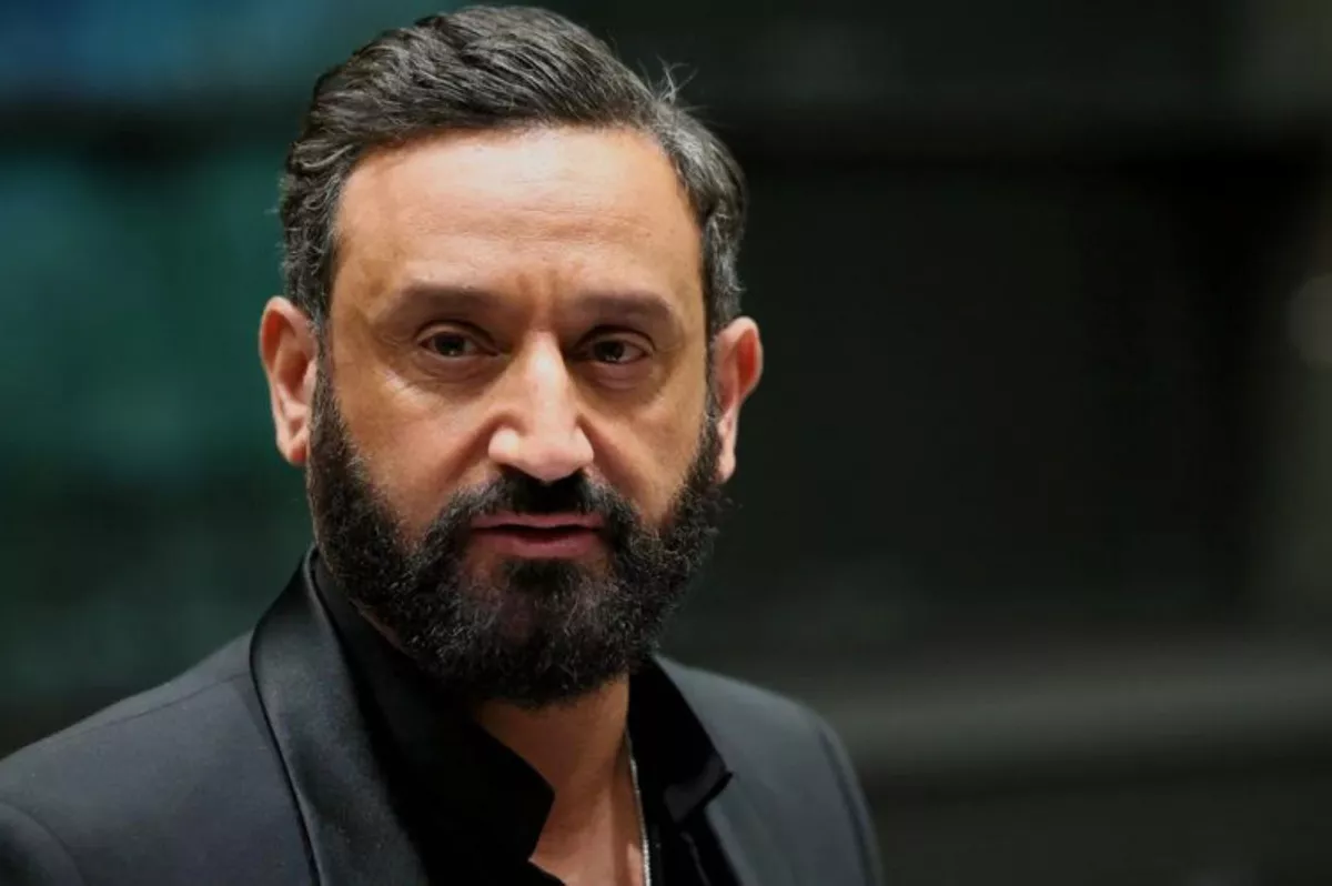 Jean-Michel Aphatie publie un livre explosif sur Cyril Hanouna au titre inspiré d’un SMS injurieux.