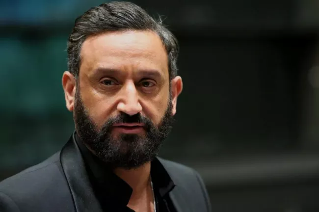 Jean-Michel Aphatie publie un livre explosif sur Cyril Hanouna au titre inspiré d’un SMS injurieux.