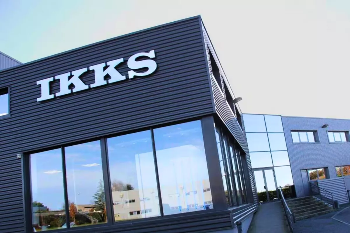 IKKS, icône de la mode urbaine, confrontée au redressement judiciaire et à plus de 1 000 emplois menacés.