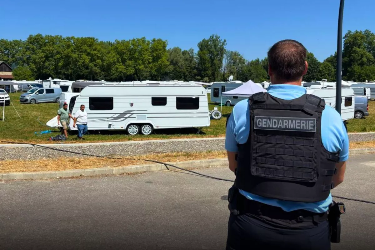 Près de Perpignan, excédé par une installation illégale, le maire du Barcarès bloque la route aux gens du voyage avec sa voiture.