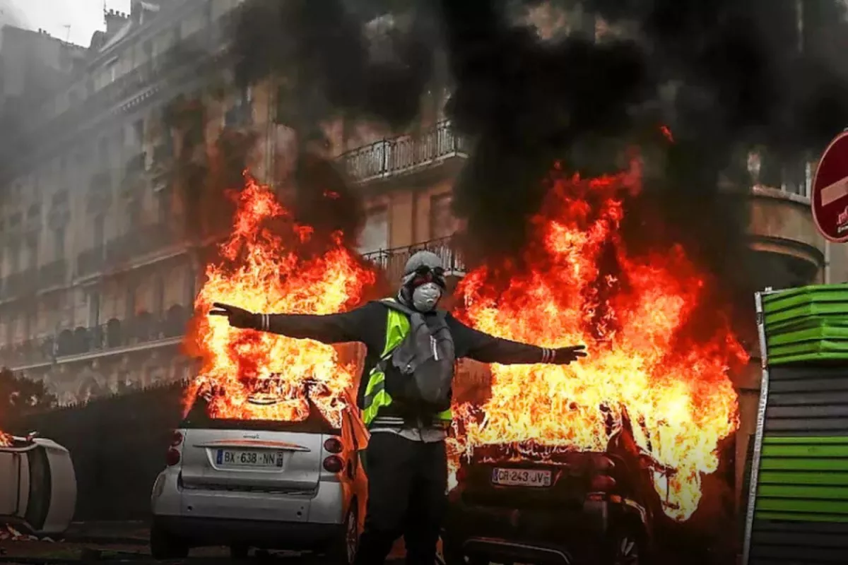 Violentes émeutes à Limoges : une centaine d’individus affrontent la police, dix agents blessés.