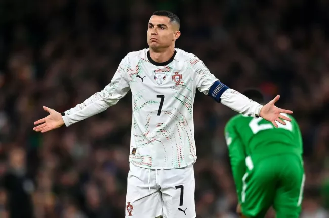 Cristiano Ronaldo risque de manquer le début de la Coupe du Monde : le Portugal face à une décision cruciale.