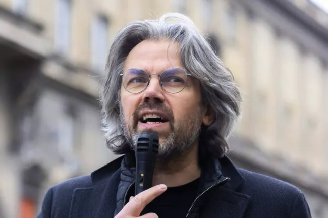 Aymeric Caron, député de « Révolution écologique pour le vivant », souhaite instaurer la semaine de 15 heures.