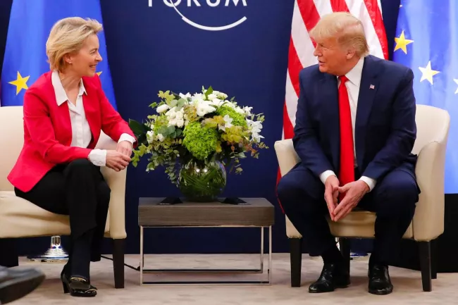 Droits de douane : après un accord commercial entre Trump et l’Union Européenne, Bruxelles suspends sa riposte contre les États-Unis.