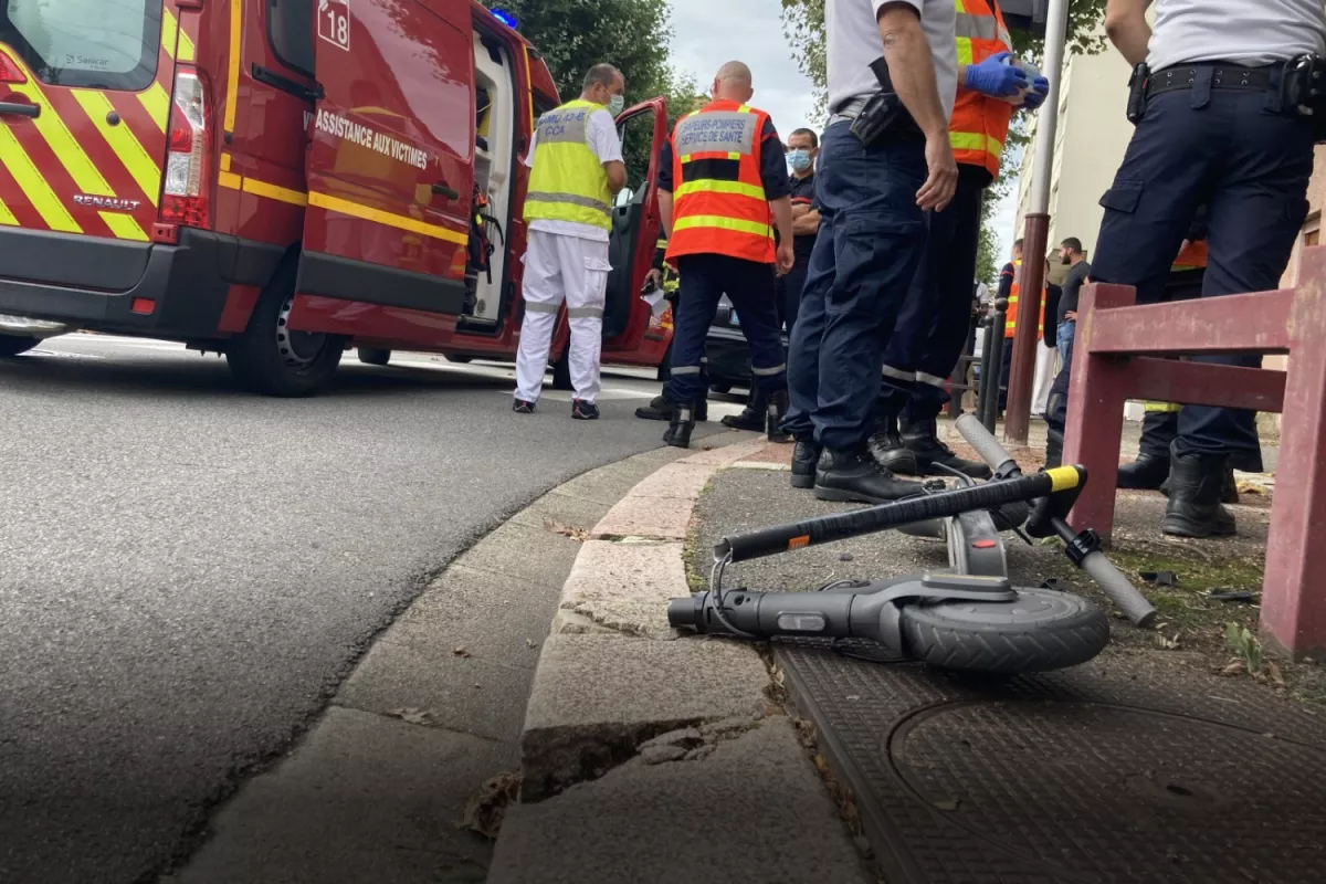 Un adolescent de 16 ans tué en trottinette percuté par une moto, elle-même percutée par une voiture en fuite.