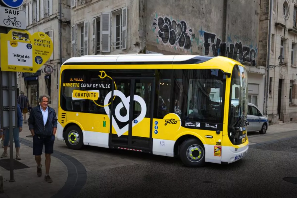La Rochelle lance des navettes électriques gratuites financées par les amendes de stationnement.