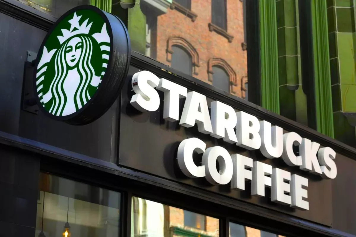 Starbucks restructure sous la pression du boycott pro-Palestine mais nous enfume avec leurs explications.