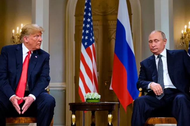 Trump et Poutine se parleront avec des conseillers et non plus en tête-à-tête a annoncé la Maison-Blanche.