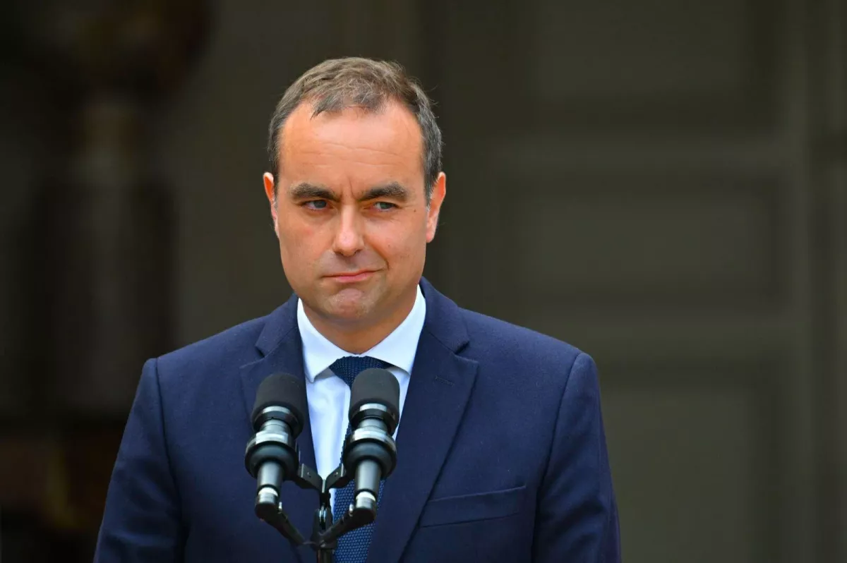 Sébastien Lecornu rattrapé par un mensonge sur son CV : le master de droit public jamais validé.