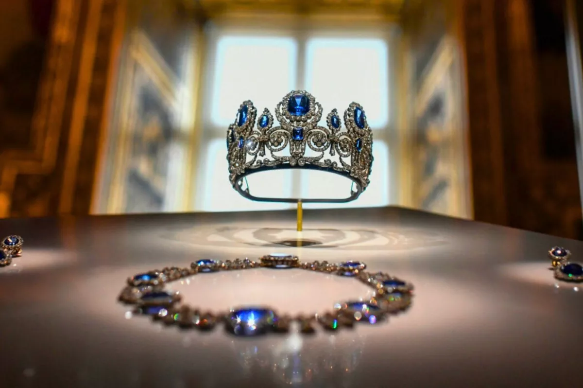 Transfert d’urgence au Louvre : les bijoux rescapés mis sous haute protection à la Banque de France.