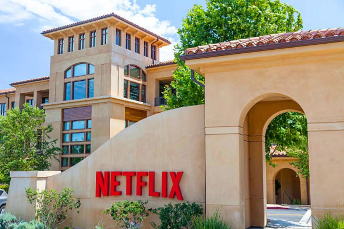 Netflix rachète Warner Bros pour 83 milliards : Hollywood devient une succursale du capital.