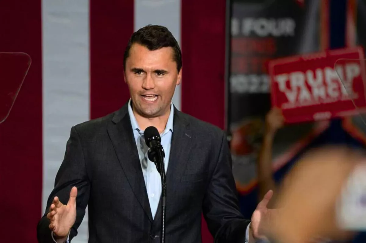 Mort de Charlie Kirk, allié de Trump, tué par balle lors d’un événement en Utah.