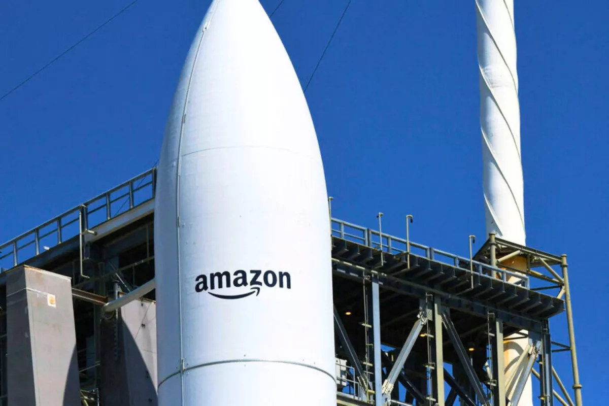 Concurrence de Starlink de Musk, Kuiper de Bezos, dépasse les 100 satellites en orbite avant son lancement en France fin 2025.