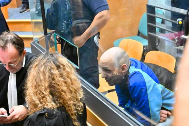 Cédric Jubillar sous les flashs : quand l’accusé semble disparaître derrière ses avocats.