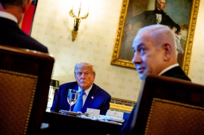Trump et Netanyahu présentent un plan pour Gaza, malgré les destructions massives et le génocide en cours.
