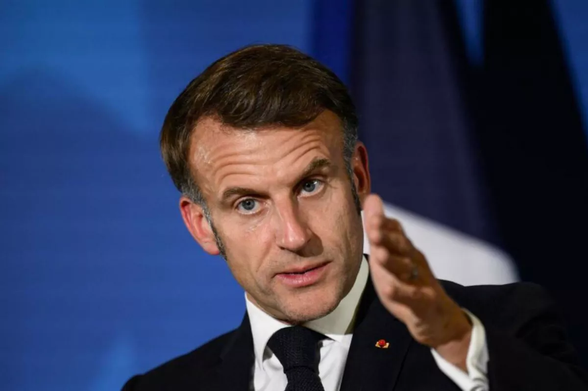 Emmanuel Macron envisage un service militaire volontaire pour renforcer la sécurité et la cohésion nationale.