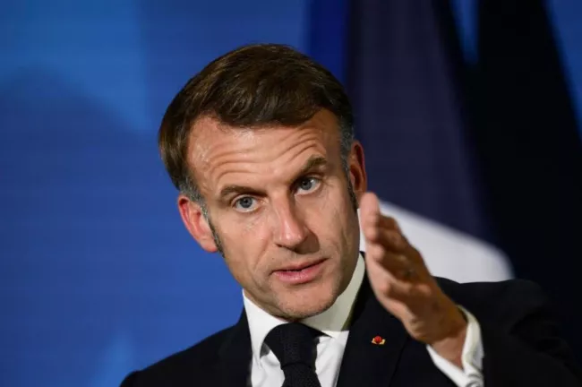 Emmanuel Macron envisage un service militaire volontaire pour renforcer la sécurité et la cohésion nationale.