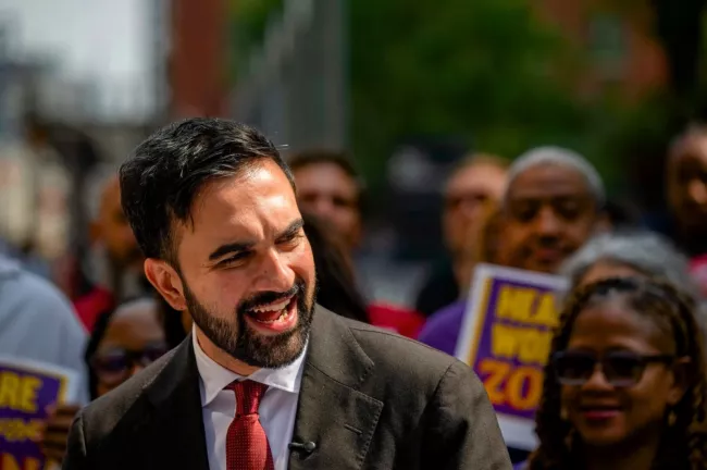 Trump menace de couper des fonds fédéraux si Zohran Mamdani gagne la mairie de New York.