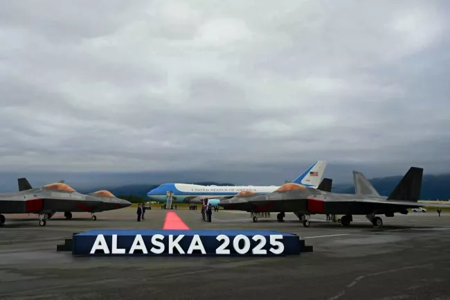Les avions de Trump et Poutine sont arrivés sur la base d’Elmendorf en Alaska, la rencontre va pouvoir débuter.