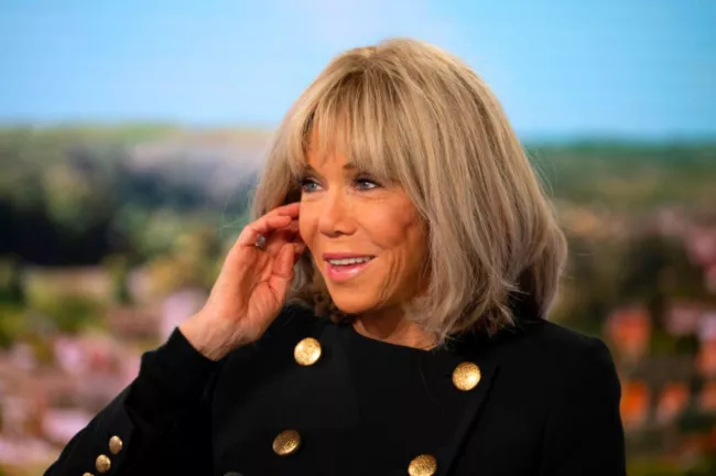 Brigitte Macron, en se connectant aux impôts découvre qu’elle s’appelle « Jean-Michel dit Brigitte Macron ».