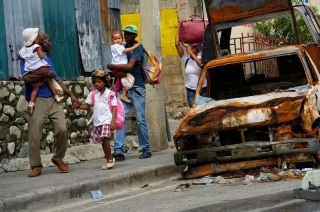 Haïti : 680 000 enfants haïtiens déplacés, victimes oubliées d’un pays en crise.