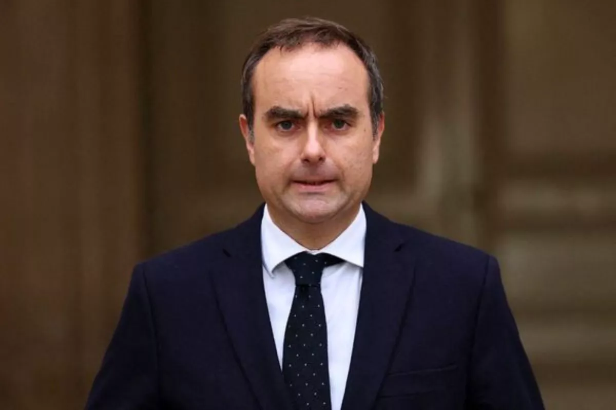 La démission de Sébastien Lecornu, un enjeu existentiel pour le camp présidentiel et la Ve République.