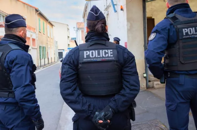 Grasse : un jeune homme de 23 ans abattu en plein centre-ville, le tireur toujours en fuite.