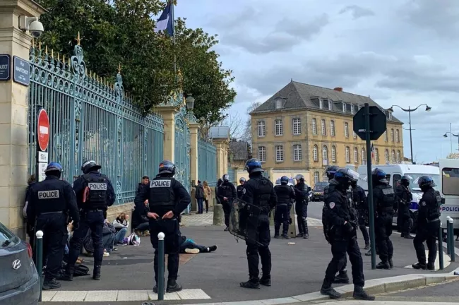 À Rennes, la police lève les blocages : la circulation sur la rocade redevient fluide.