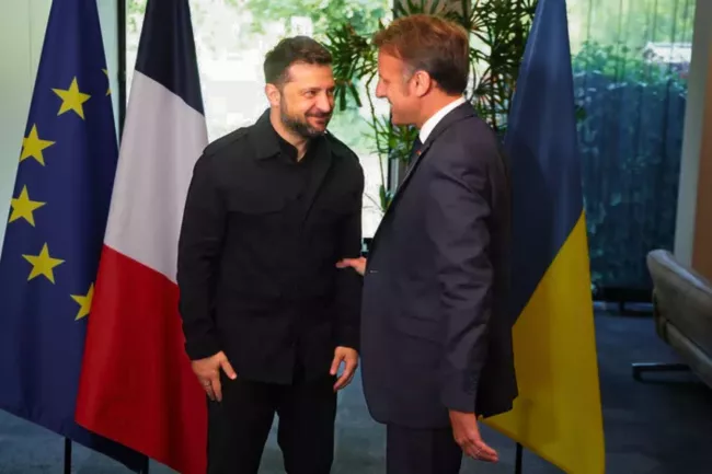 Emmanuel Macron et Volodymyr Zelensky envisagent une rencontre après le sommet Trump-Poutine.